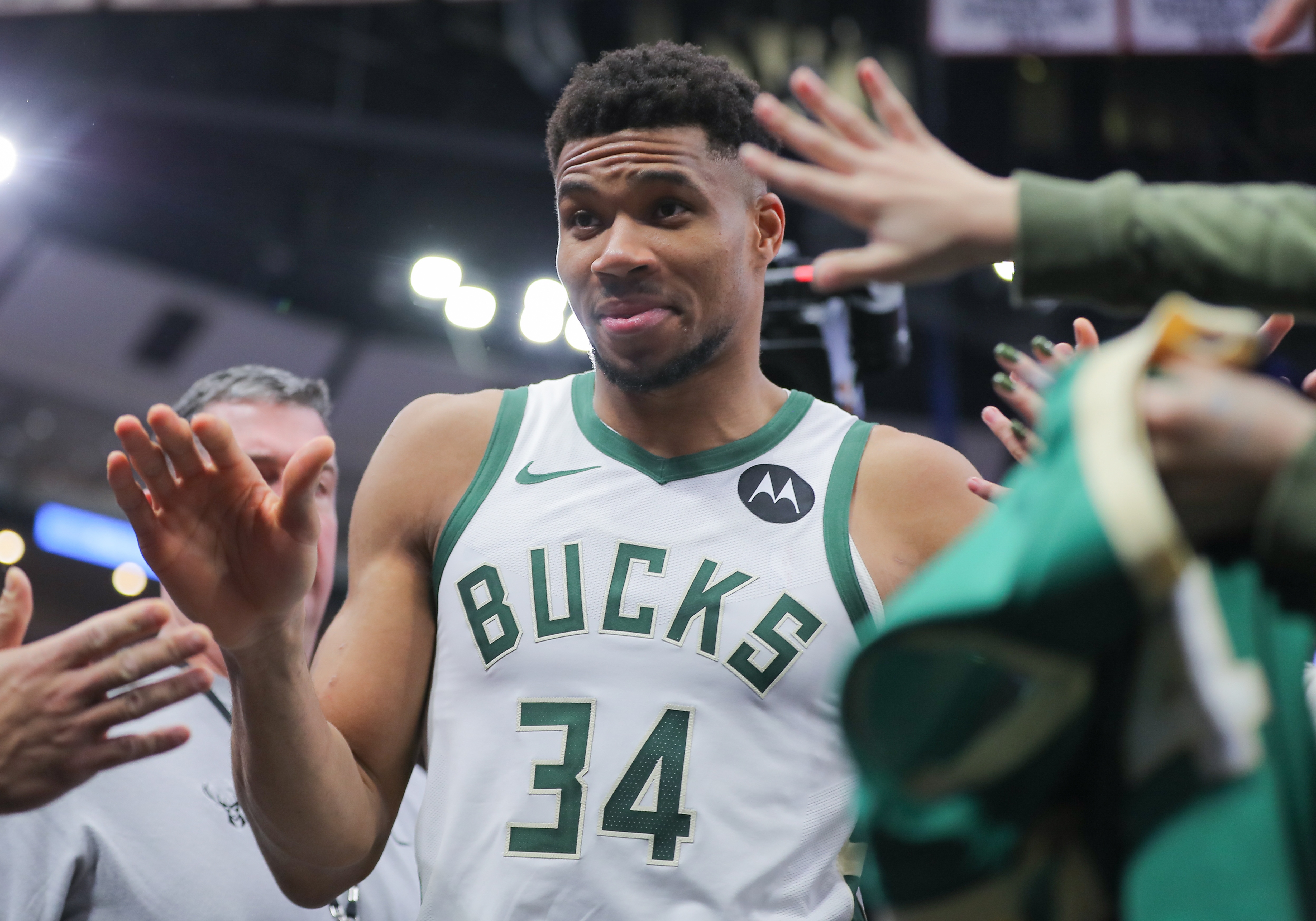 开云体育APP下载雄鹿球星三分绝杀，全场观众热烈欢呼，本站准备软件进入加入企业.的简单介绍