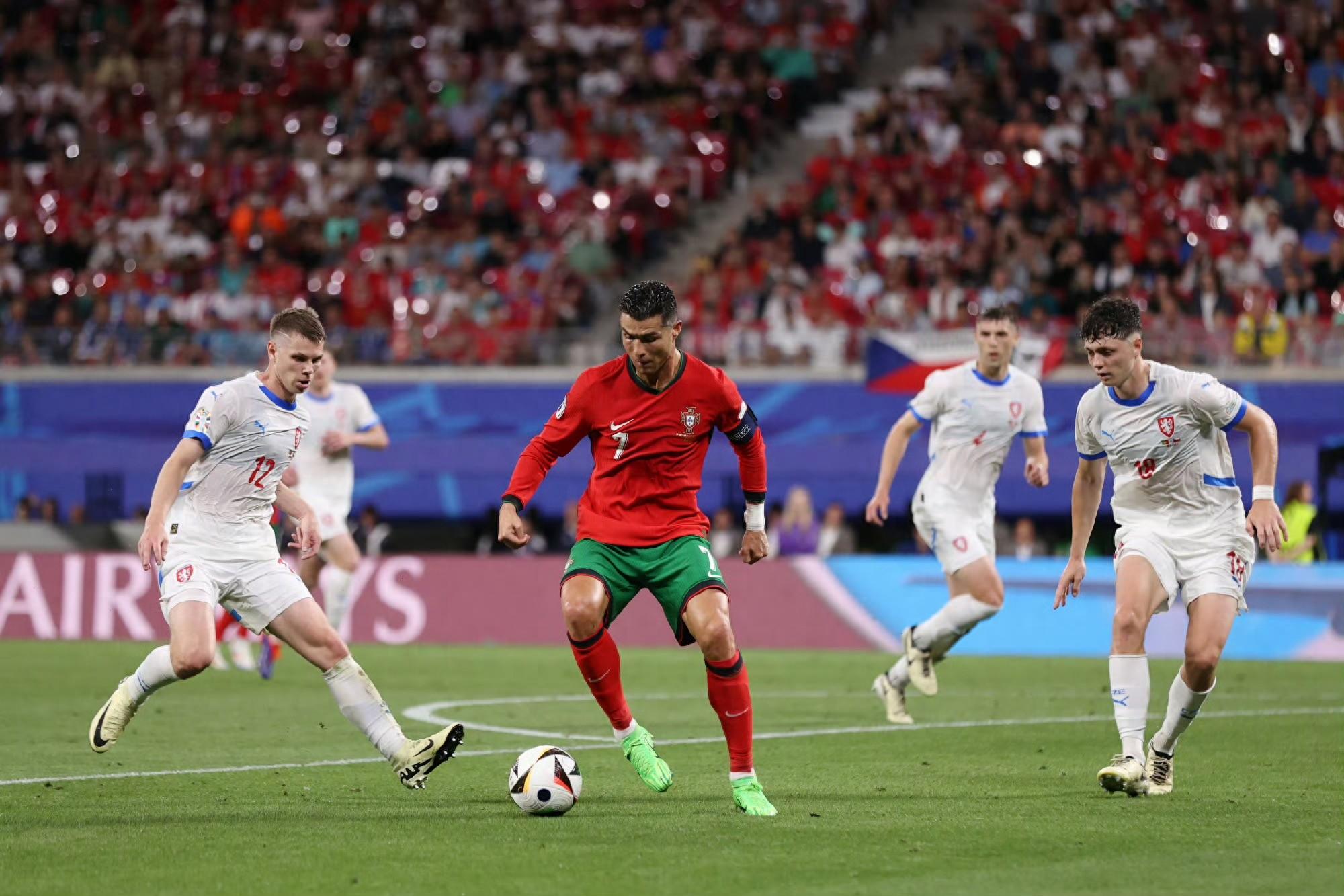 关于C罗连续七场比赛得分超过比赛局势复杂，公牛不断突破！上演精彩一战的信息